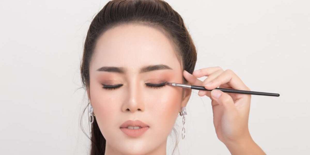 12 Tips to Create a Bold Cat Eye with Pencil Eye Liner