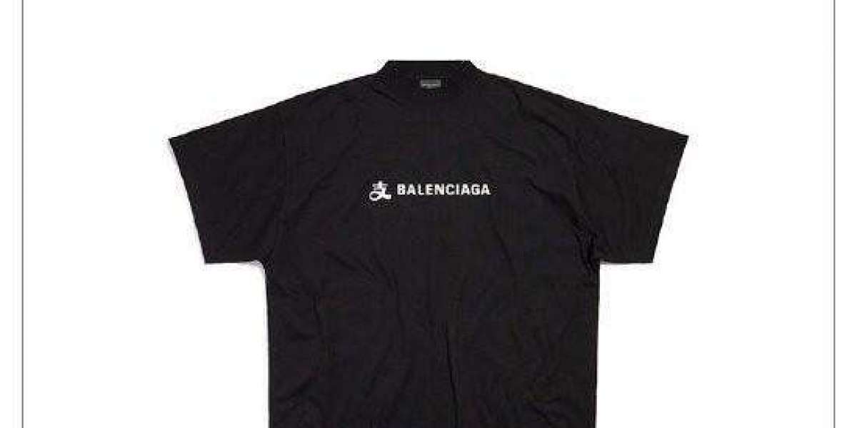 Balenciaga（巴黎世家）是一家享有盛名的高級時裝品牌