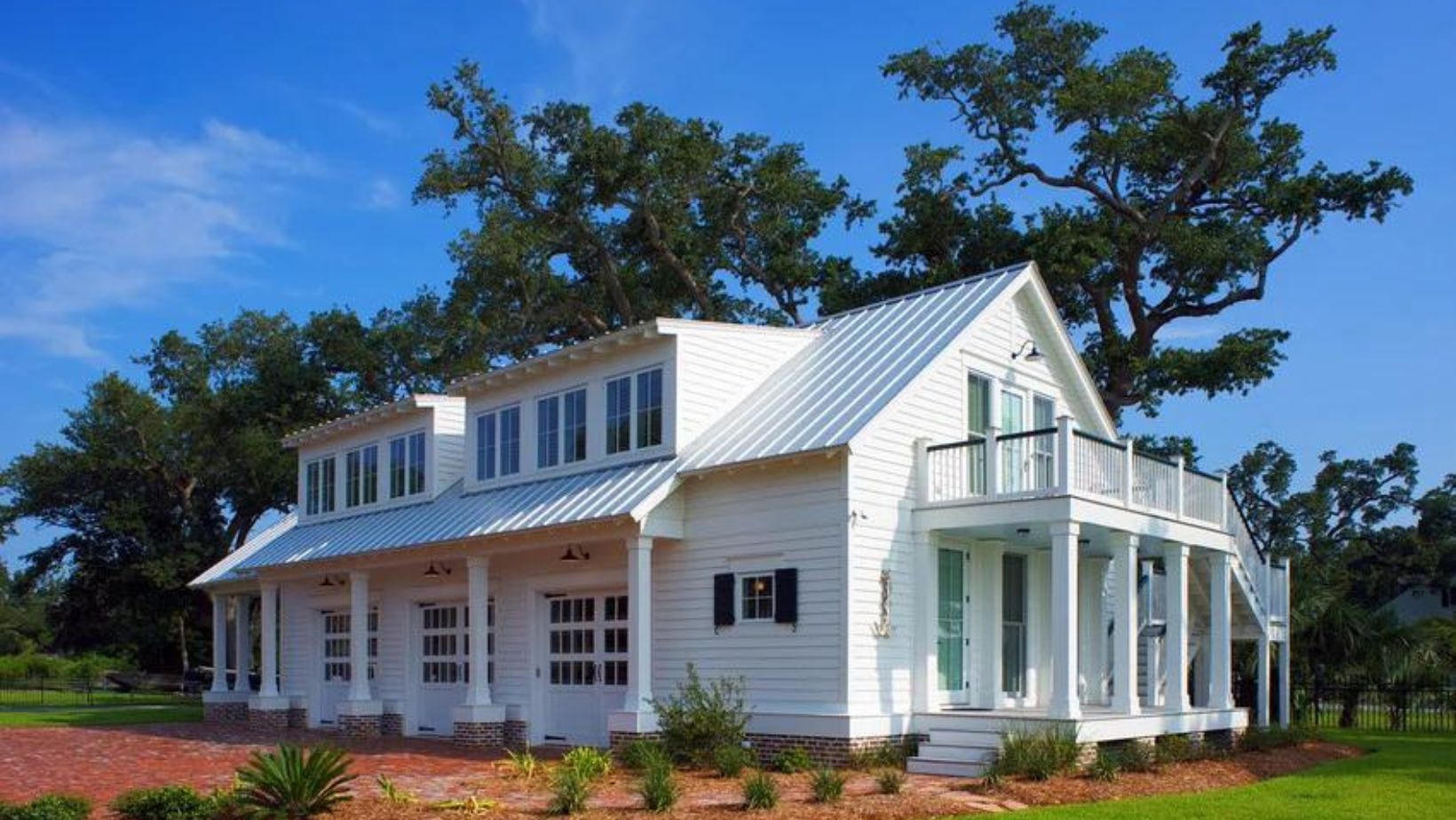 The Beauty of White Siding in Boston: Improve the Front of Your House - The HomeTrotters