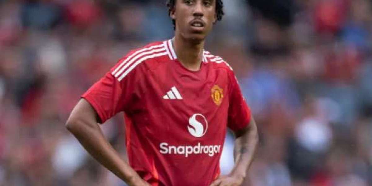 Manchester United informerade om allvarliga skador på Lenny Yoro och Rasmus Hoylund