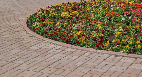 How Green Landscaping Enhances Customer Experience